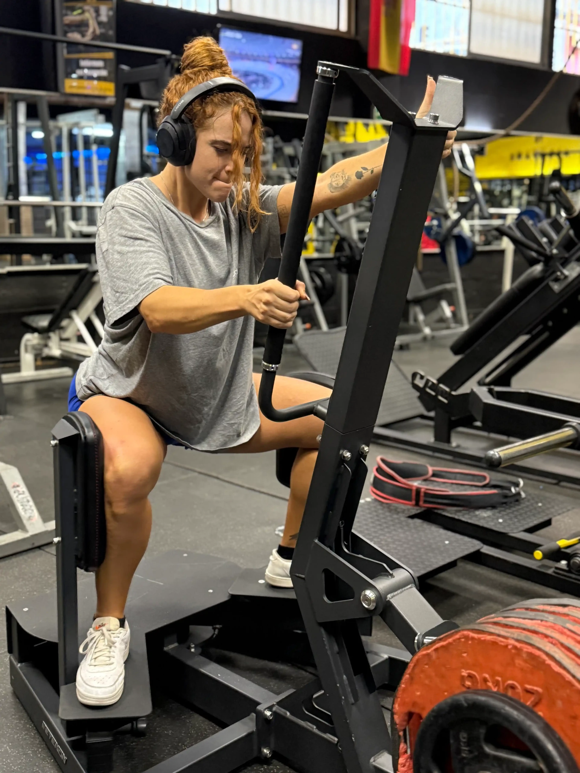 chica haciendo ejercicio en gimnasio en granada